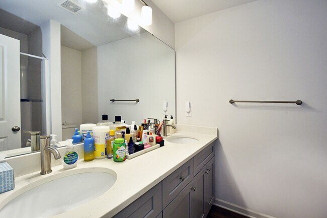 Building Photo - 2046 McDonald Dr