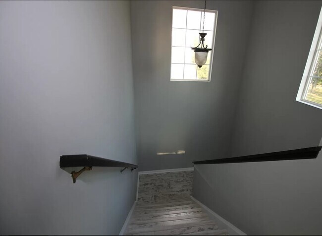 Building Photo - 1417 McClure Rd