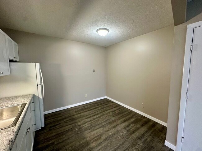 Building Photo - 1450 Meadowview Dr