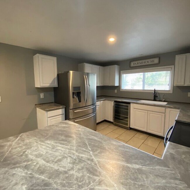 Building Photo - Amazing, Recently Renovated2 Bed 1 Bath Ho...