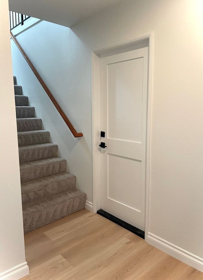 Building Photo - Nicely upgraded Townhome is East Simi