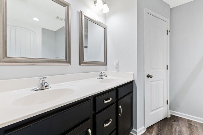 Building Photo - Brightleaf at the Park Townhome!