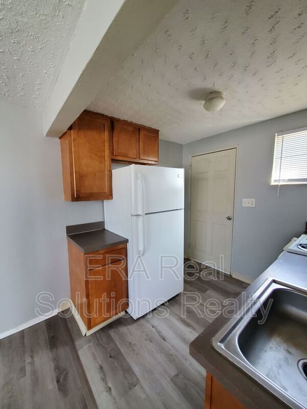 Building Photo - 1045 Leona Ave