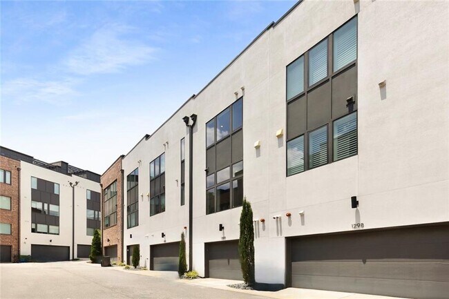 Building Photo - 1300 Chelsea Cir NW