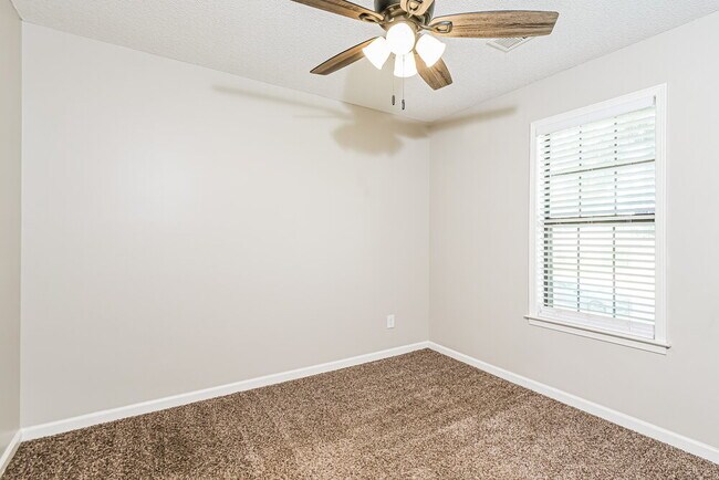 Building Photo - 5599 Annandale Dr