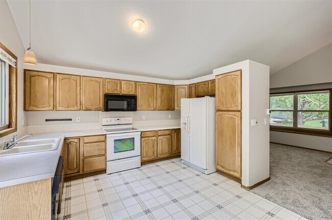Building Photo - Spacious NW Longmont Home