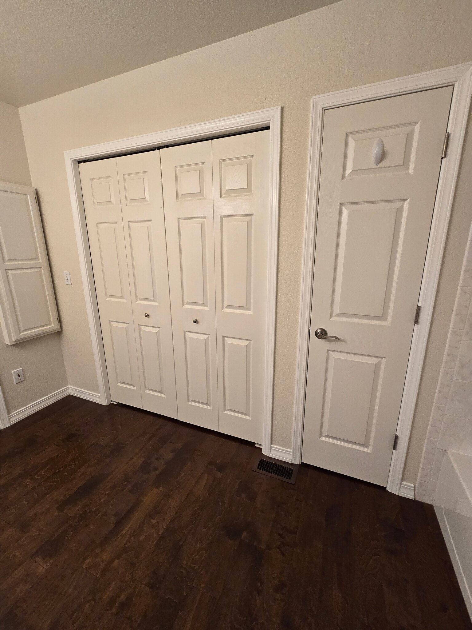 2nd bath with linen closet and laundry area - 726 W Tyrolean Ct