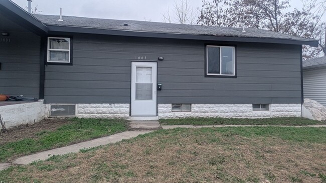 Building Photo - Spacious 3 Bedroom, 2-Bathroom Duplex - Pet Friendly - Section 8 Welcome!