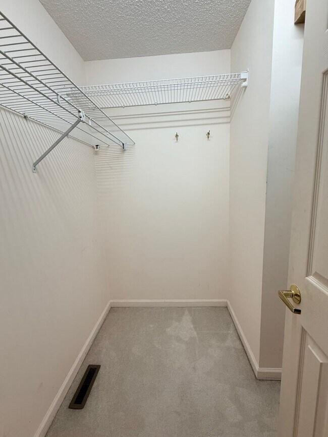 Building Photo - Spacious Home in Kenmure