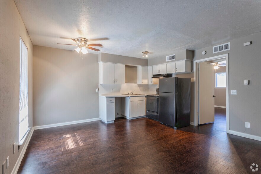 1BR,1BA - 500SF - Living/Kitchen - Belleview