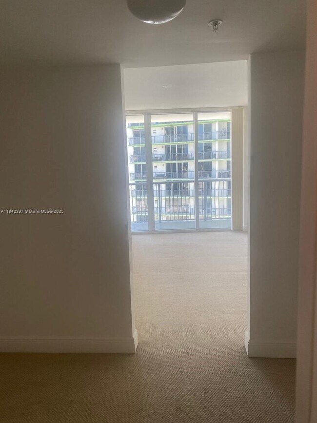 Building Photo - 1750 N Bayshore Dr