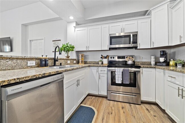 Building Photo - 9415 Citrus Glen Pl