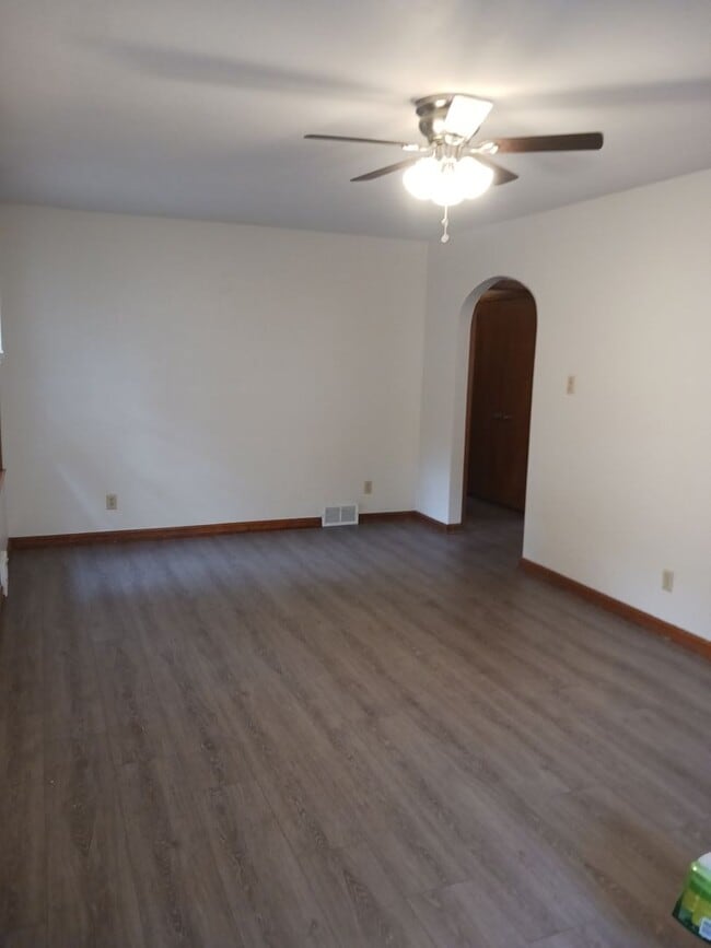 Building Photo - Beautiful 2 bed 2 bath home with large lot...