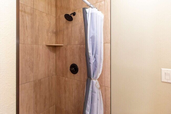 Building Photo - This tasteful decorated home features 3 be...