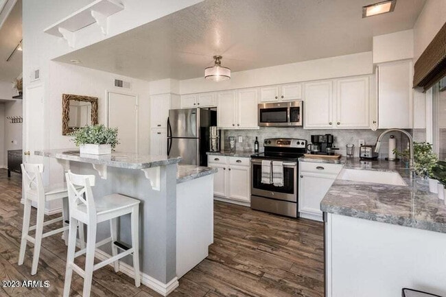 Building Photo - 7526 N Vía De La Campana