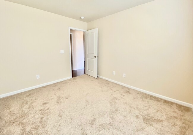 Building Photo - 602 Deertrack Run