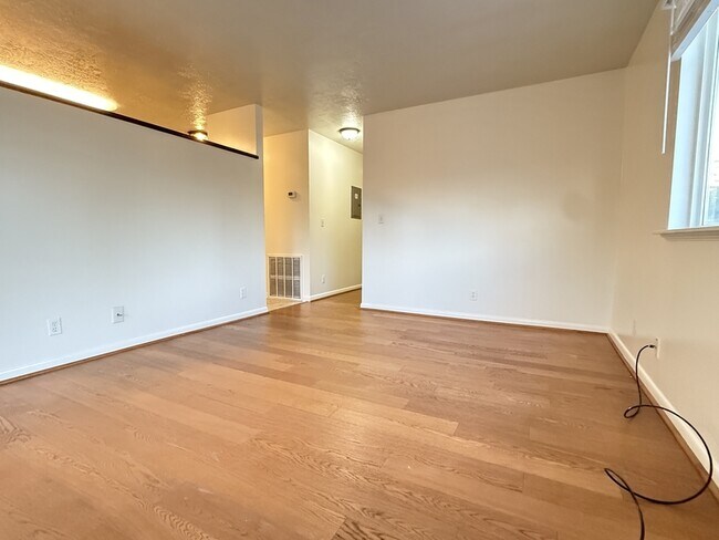 Building Photo - 966 Glendale St W