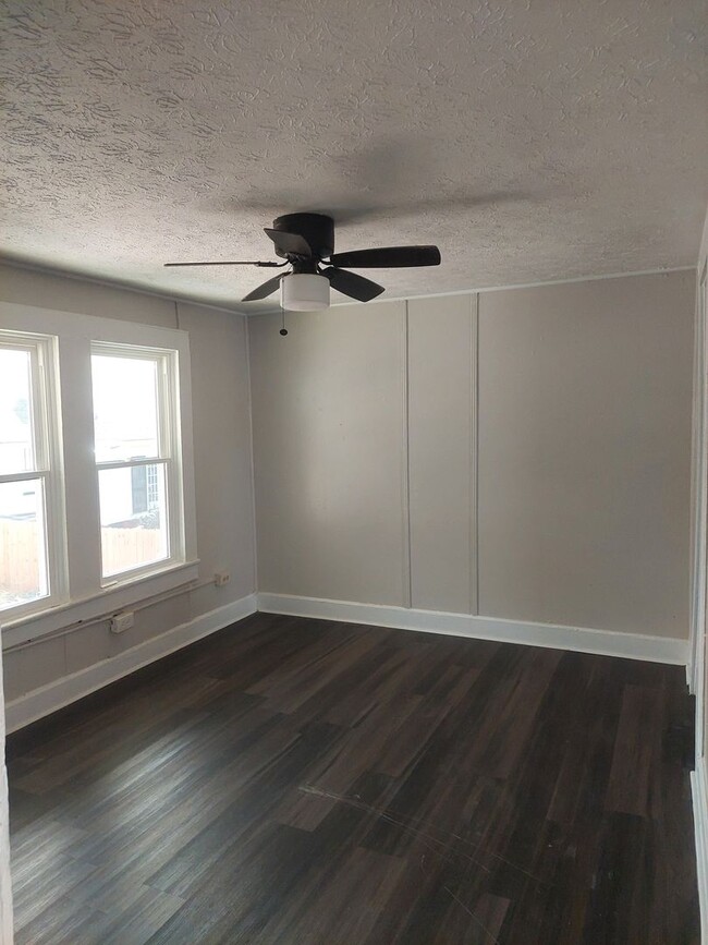 Building Photo - Cute duplex Jordan/ Johnson area Move in R...