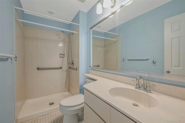 Building Photo - 2555 Youngs Ave
