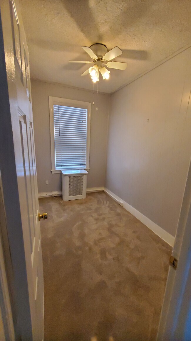 Building Photo - 1926 W Airdrie St