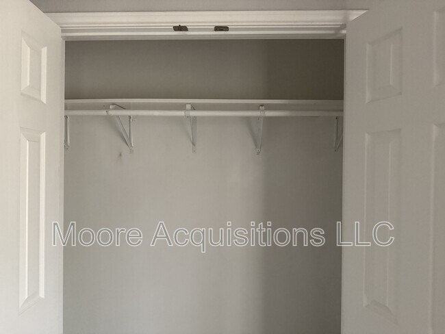 Building Photo - 3601 Oakwood Dr