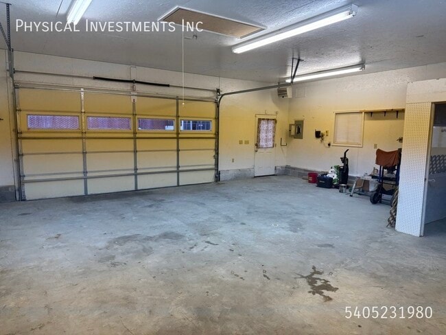 Building Photo - 227 Maplelawn Ave NE