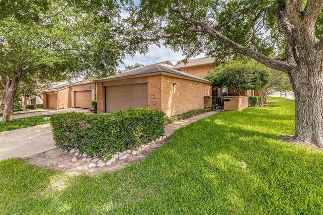 Building Photo - 6461 Southpoint Dr