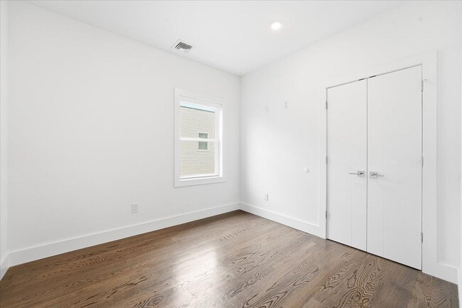 Building Photo - 290 Griffith St