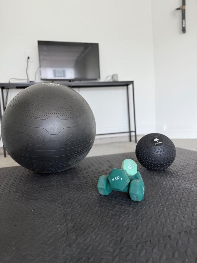 Building Photo - 751 Jacobs Millpond Rd