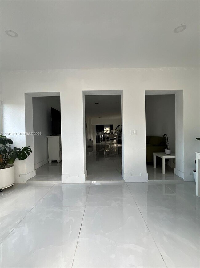 Building Photo - 1172 NE 160th Terrace