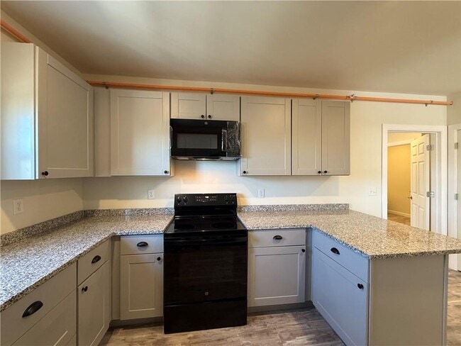 Building Photo - 327 Pine St