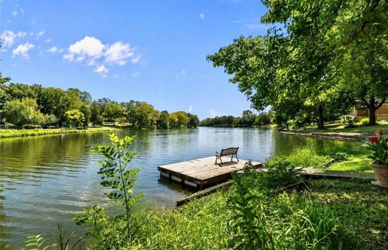 Building Photo - 6809 Lakeshore Dr