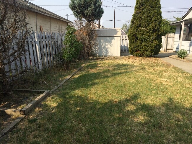 Building Photo - 4 Bedroom Home Under Radio Hill