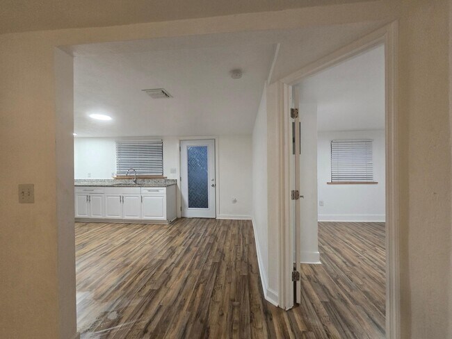 Building Photo - 3901 Lakewood Rd