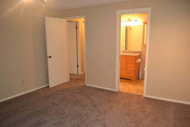 Building Photo - Beautiful Home w/Fenced Yard, Garage Is Minutes Away from Nike, Intel & MORE!