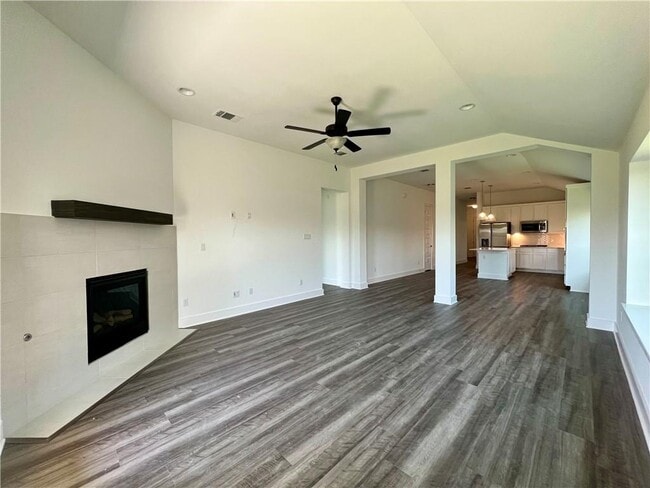 Building Photo - 577 Elm Green St