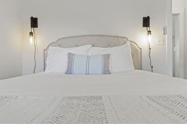 Building Photo - Luxurious 4-Bed Townhouse with Fireplace &...