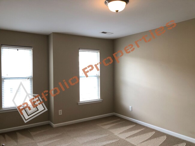 Building Photo - Great Location! 3 Bedroom 2.5 Bathroom 1 C...