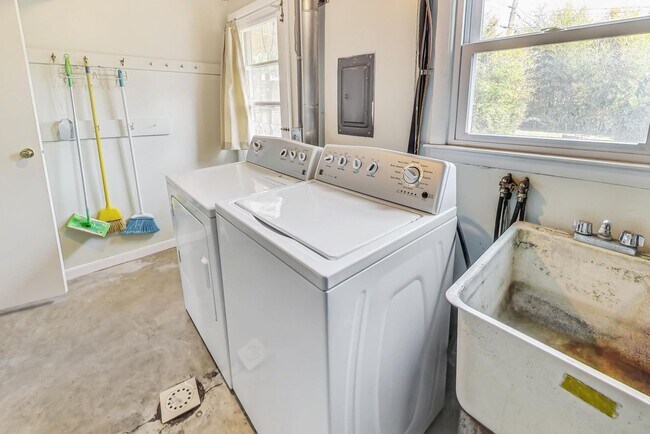Building Photo - Fantastic in Frederick! Spacious 4 level Split -- 4 beds + 1 Full and 2 half baths
