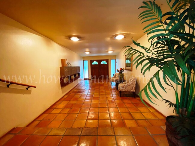 Building Photo - Professionally designed condo! Large kitch...