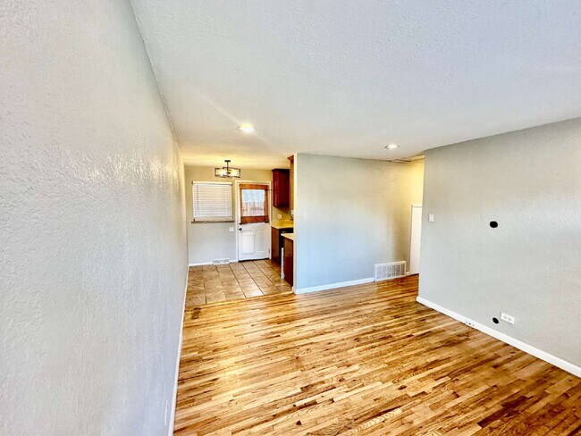 Building Photo - Cozy Home in Sunnyside!