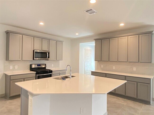 Building Photo - 3306 Silverton Dr