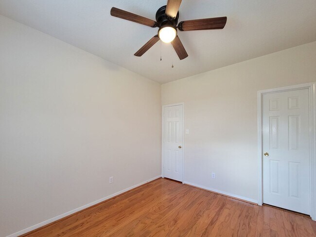 Building Photo - Well-Maintained Home with Spacious Layout ...