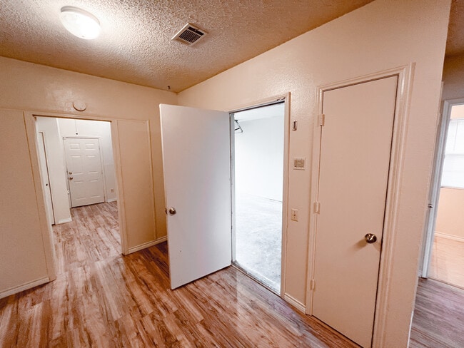 Building Photo - 1504 Beach Ln