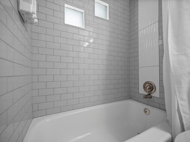 Building Photo - Comfort & Convenience in the Heart of Spok...