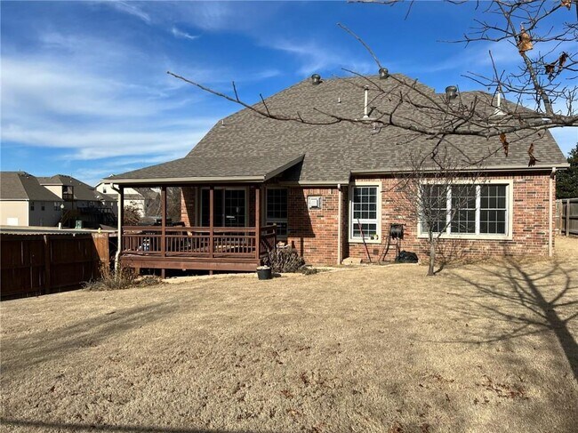 Building Photo - 1004 NE Carnahan Ct