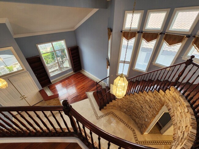 Building Photo - Entertainers Delight with minutes of shopping and restaurants