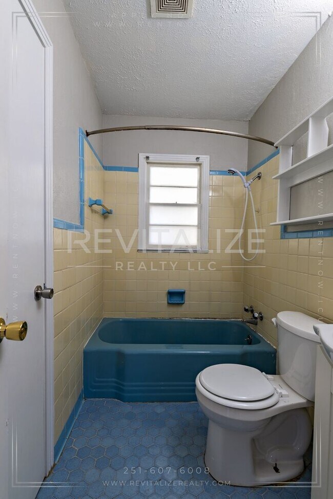Building Photo - **Reduced Price** Adorable 3 Bedroom/1 Bat...