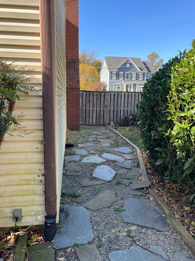 Building Photo - Cheerful 3 Bedroom 2 Bathroom With Office And Spacious Fenced Yard In Beautiful Pimmit Hills