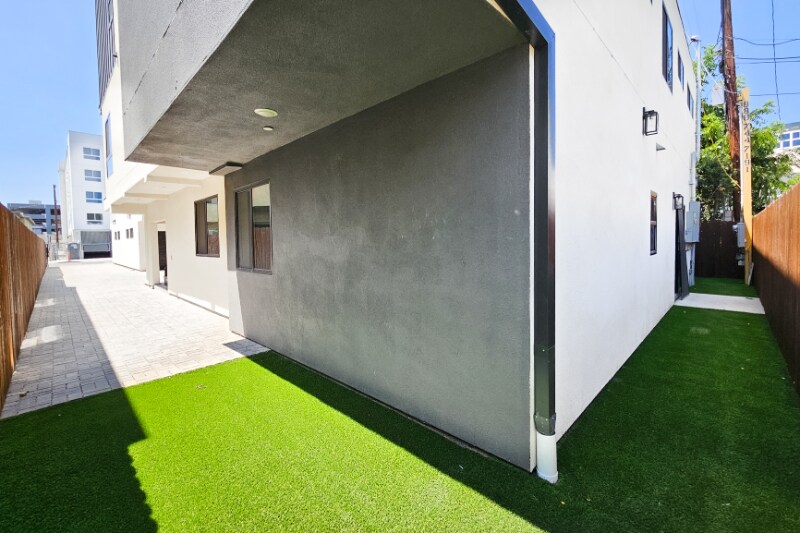 Building Photo - 1330 Tamarind Ave